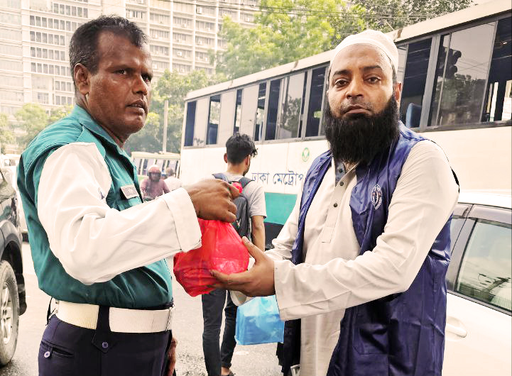 Muhammad Raj giving summer love to a police man.